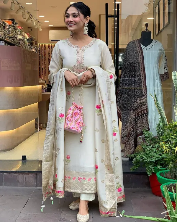 Cream_Shimmer_Jacquard_fabric_floral_embroidery_kurta_For_Women