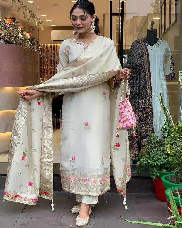 Cream_Shimmer_Jacquard_fabric_floral_embroidery_kurta_For_Women