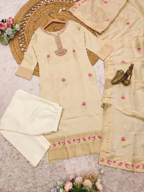 Cream_Shimmer_Jacquard_fabric_floral_embroidery_kurta_For_Women