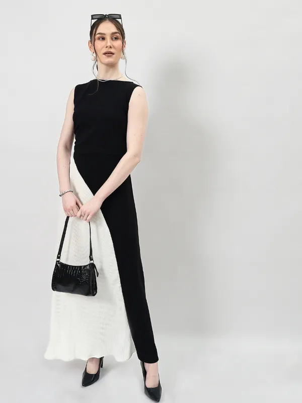 Black_&_White_Pleating_Colorblocked_Maxi_Dress