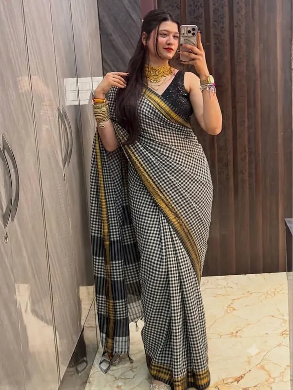 Black_and_white_lines_pallu_cheqs_cotton_saree|_6:20_m_lengthed_