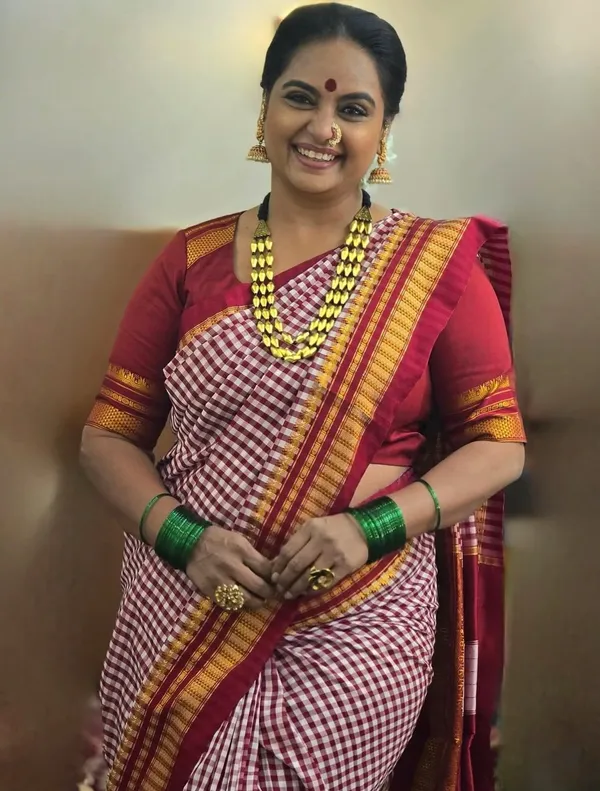 Ilkal_Cotton_Silk_Saree_for_Women_|_White_&_Maroon_Checks_Body_with_Traditional_Temple_Border_|_Rich_Silk_Pallu_|_Handloom_Inspired_Ethnic_Saree_|_Includes_Running_Blouse_Piece