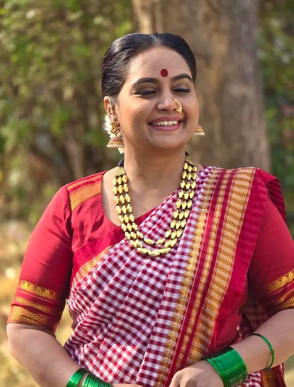 Ilkal_Cotton_Silk_Saree_for_Women_|_White_&_Maroon_Checks_Body_with_Traditional_Temple_Border_|_Rich_Silk_Pallu_|_Handloom_Inspired_Ethnic_Saree_|_Includes_Running_Blouse_Piece