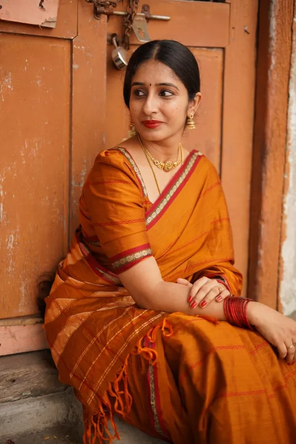 Golden_Narayanpet_Pure_Handloom_Small_Border_Saree_For_Women