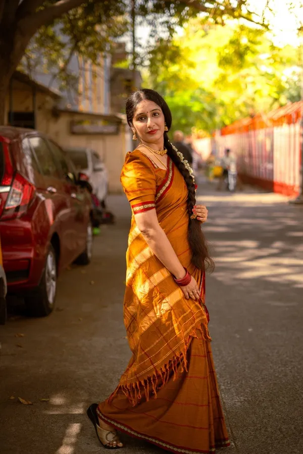 Golden_Narayanpet_Pure_Handloom_Small_Border_Saree_For_Women