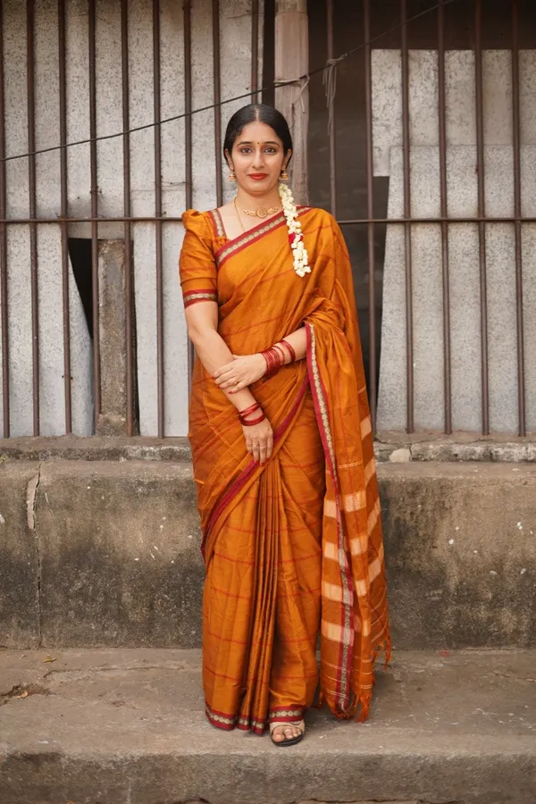 Golden_Narayanpet_Pure_Handloom_Small_Border_Saree_For_Women
