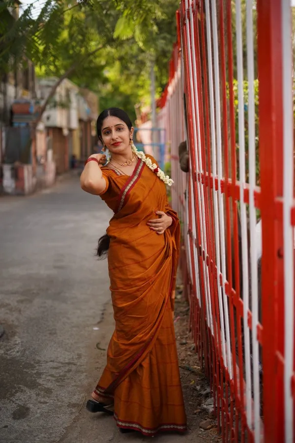Golden_Narayanpet_Pure_Handloom_Small_Border_Saree_For_Women