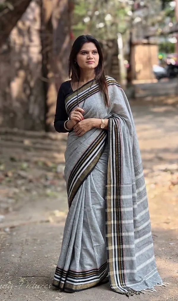 Light_Grey_with_Black_Traditional_Woven_Border_|_Soft_Handloom_Cotton_|_6.20_Meter_with_Running_Blouse_Piece