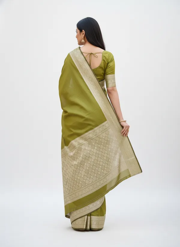 Mendhi_Green_Banarasi_Plain_Border_Silk_Saree_with_Heavy_Aachal