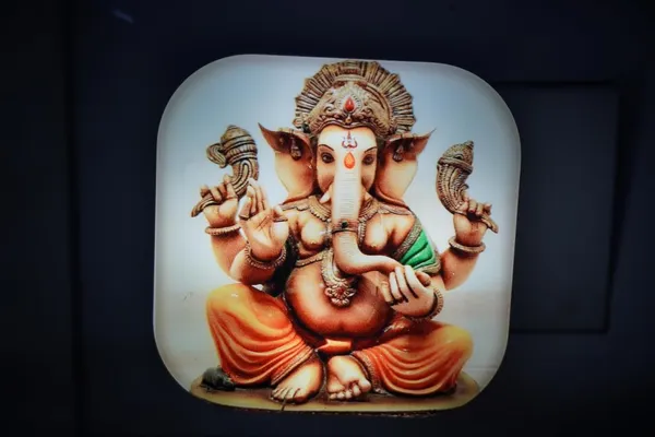 White_Polycorbonate_Gift_Light_Ganesha_For_Home_Decor_(5.5Cm)