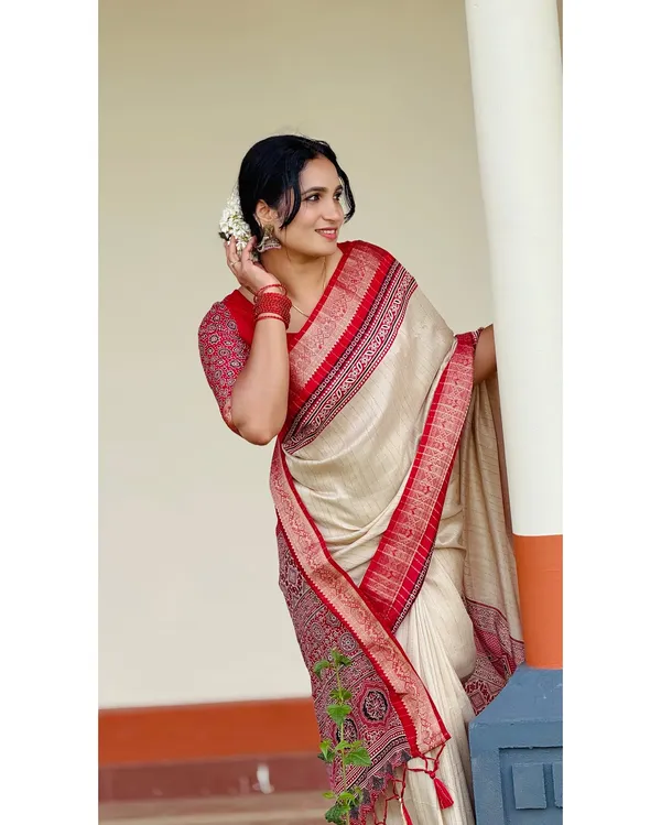 Authentic_Traditional_Cream_and_Maroon_Saree_with_Elegant_Golden_Weaving