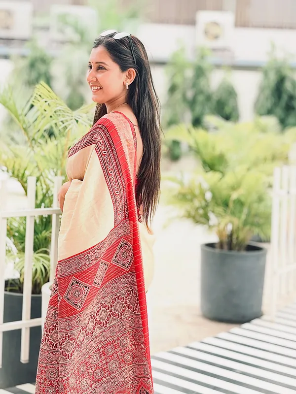 Authentic_Traditional_Cream_and_Maroon_Saree_with_Elegant_Golden_Weaving