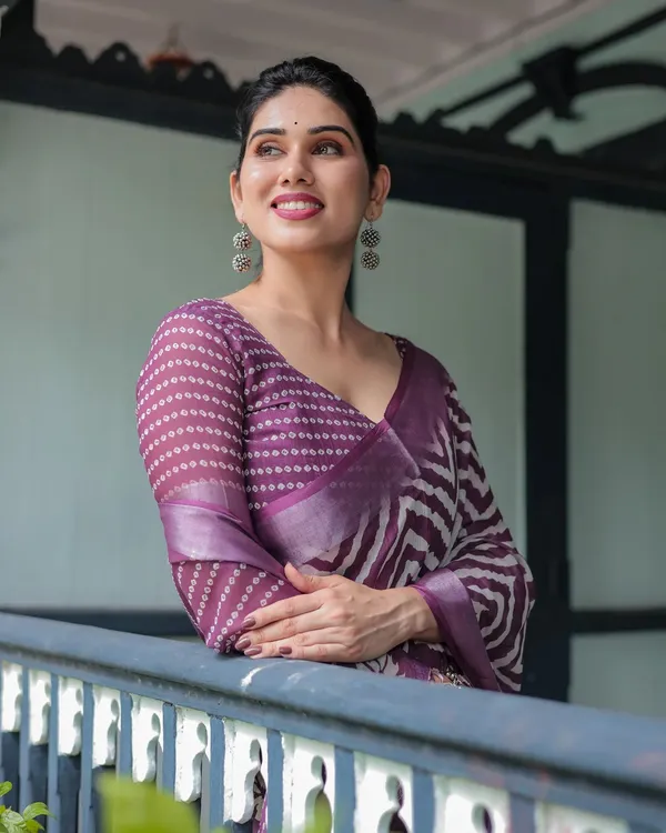 Purple_and_White_Zigzag_Patterned_Pure_Cotton_Linen_Saree_with_Blouse_.