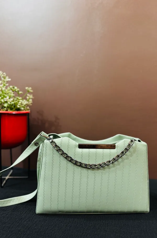 Premium_Structured_Vegan_Leather_Shoulder_Bag_-_Professional_Office_Handbag_with_Chain_Detail.