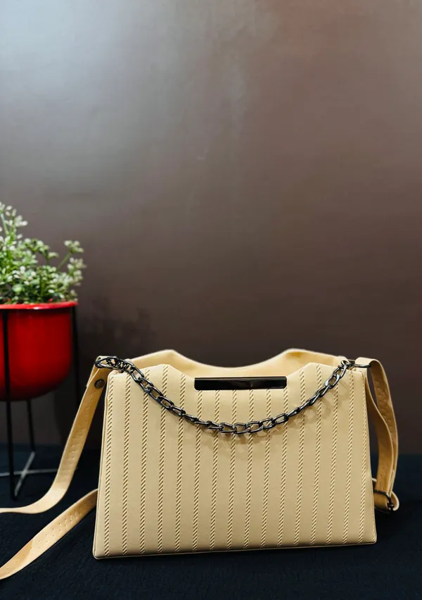 Premium_Structured_Vegan_Leather_Shoulder_Bag_-_Professional_Office_Handbag_with_Chain_Detail.