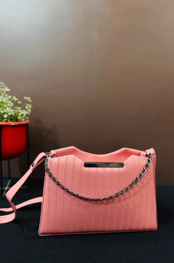 Premium_Structured_Vegan_Leather_Shoulder_Bag_-_Professional_Office_Handbag_with_Chain_Detail.