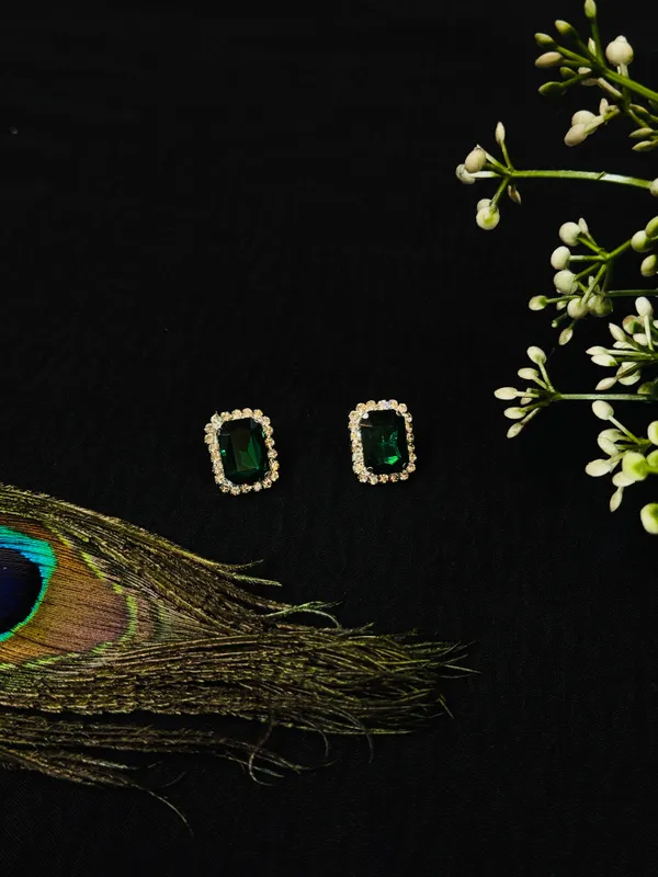 Elegant_Emerald_Green_Stone_Studded_Designer_Necklace_Set_|_Party_Wear_&_Bridal_Imitation_Jewellery