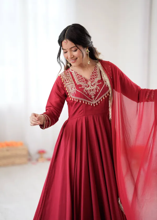 Royal_Roman_Silk_Embroidered_Anarkali_Set_With_Nazmin_Dupatta