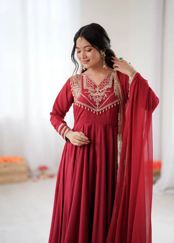 Royal_Roman_Silk_Embroidered_Anarkali_Set_With_Nazmin_Dupatta