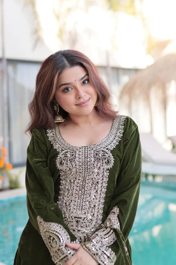 Royal_Velvet_Charm_–_Designer_Zari_Embroidered_Top-Pant_Set_with_Matching_Batwa