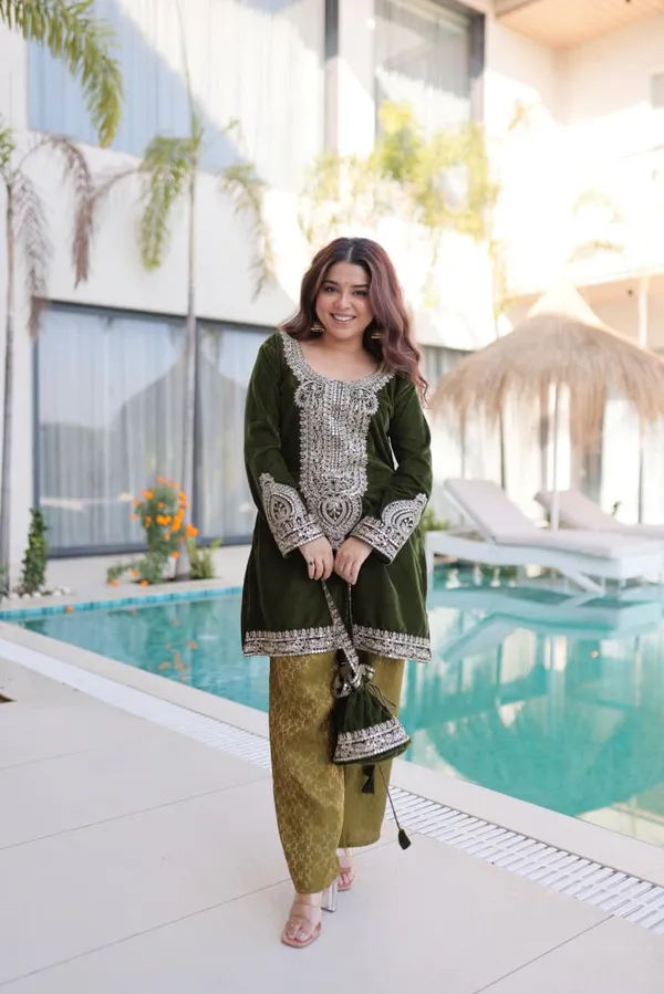 Royal_Velvet_Charm_–_Designer_Zari_Embroidered_Top-Pant_Set_with_Matching_Batwa