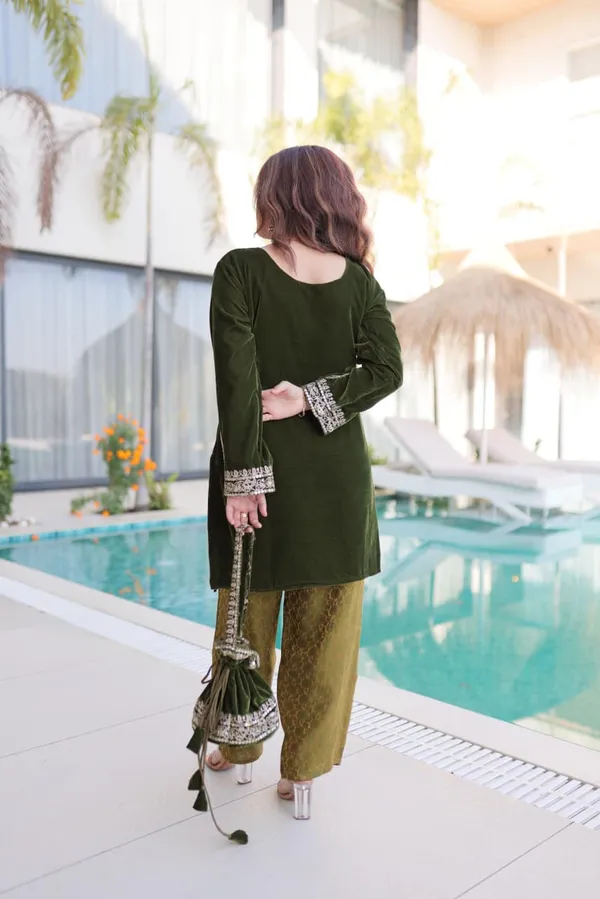 Royal_Velvet_Charm_–_Designer_Zari_Embroidered_Top-Pant_Set_with_Matching_Batwa