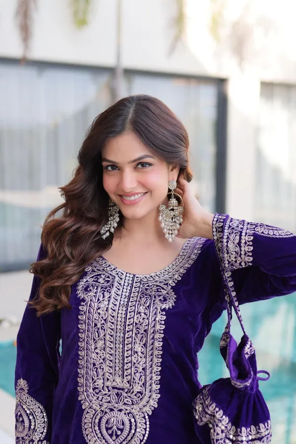 Royal_Velvet_Charm_–_Designer_Zari_Embroidered_Top-Pant_Set_with_Matching_Batwa