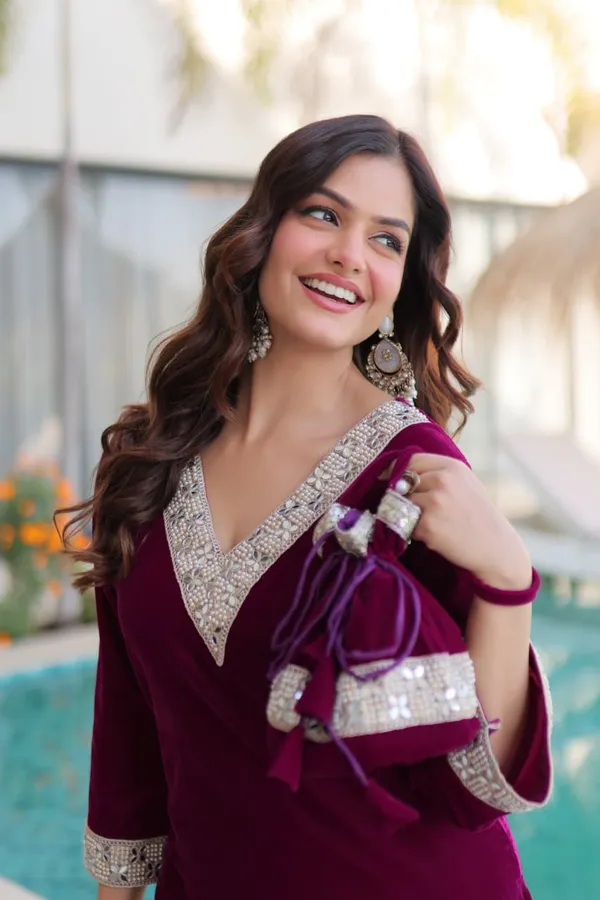 Velvet_Vogue_–_Mirror_Work_Top-Pant_Set_with_Designer_Batwa