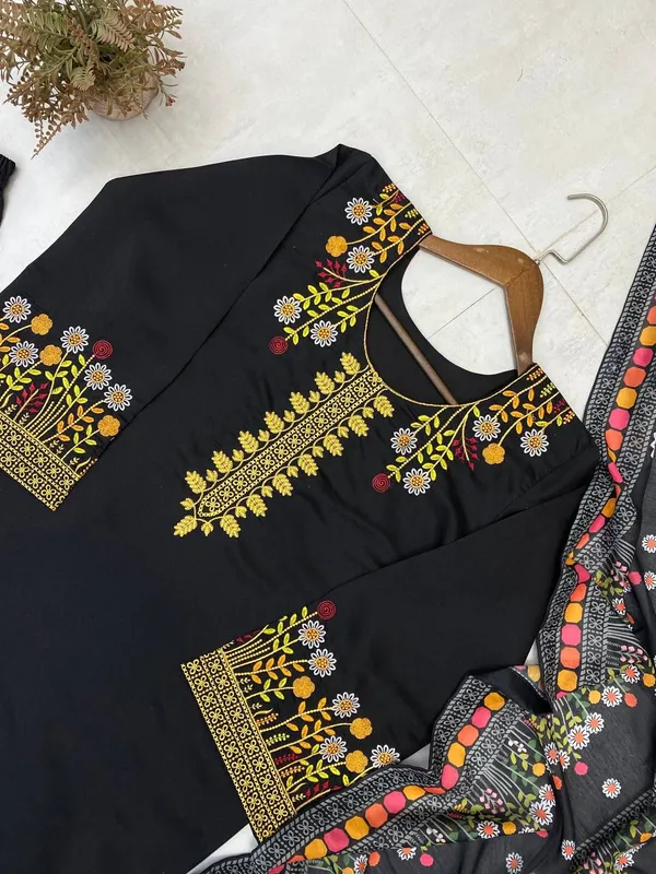 Black_Cotton_Kurta_Set_For_Women