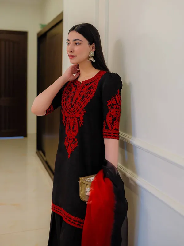 Black_Chinon_Silk_Kurta_Set_For_Women