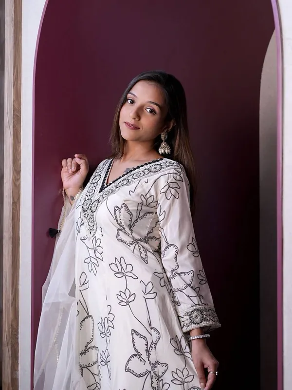 Womens_Floral_Embroidered_Anarkali_Kurta_Set_with_Dupatta_(White_&_Black)