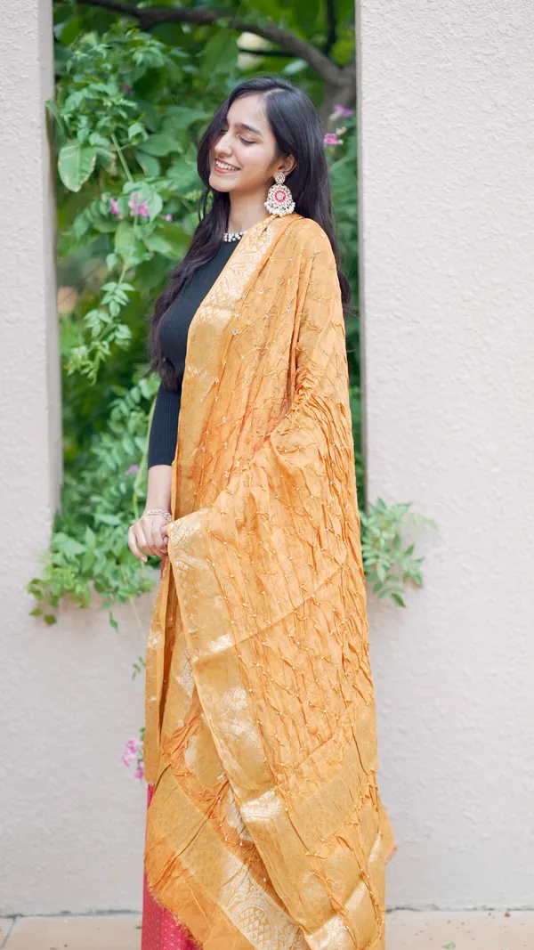 Jacquard_Bandhej_Jaari_Border_Dupatta