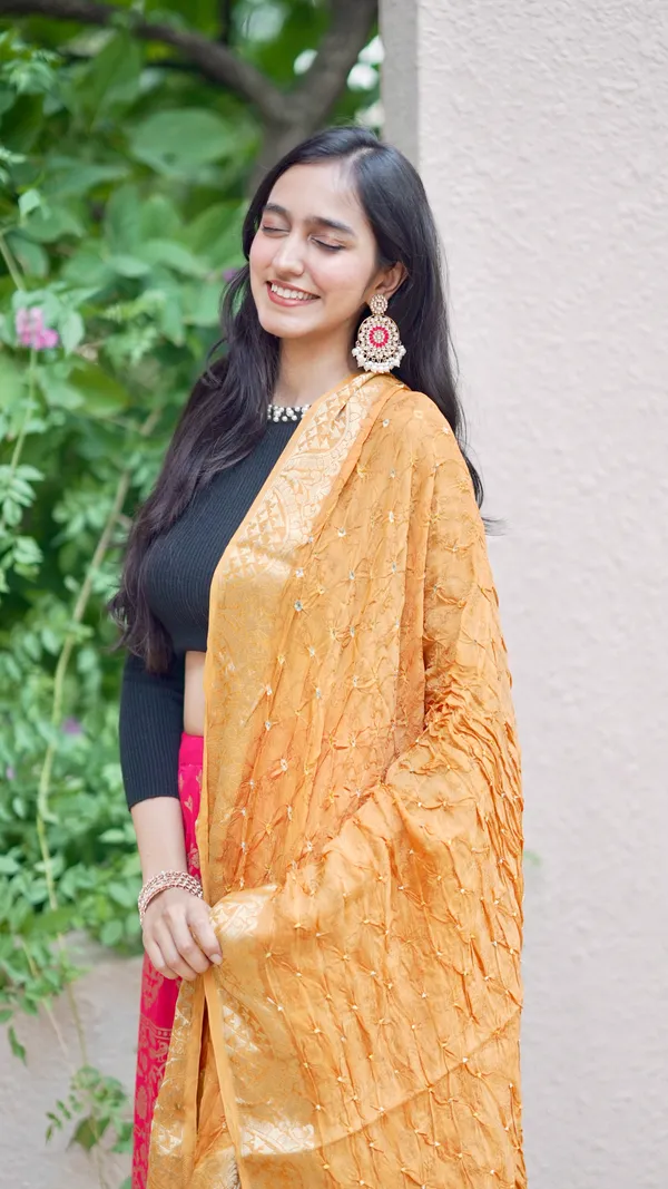 Jacquard_Bandhej_Jaari_Border_Dupatta