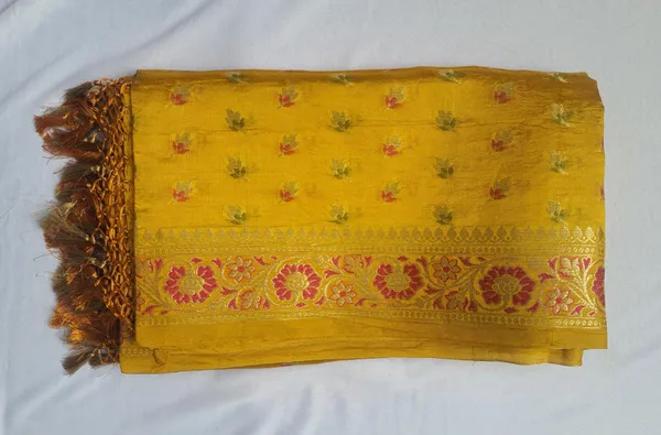Yellow_Banarasi_Silk_Premium_&_Elegant_Dupatta_For_Women