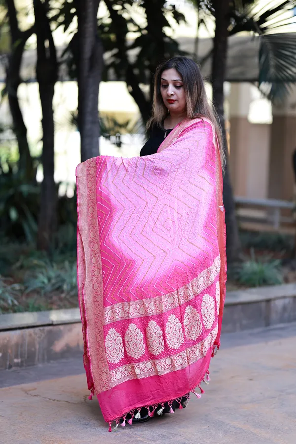 Pink_Crepe_Rice_Bandhani_Handloom_Banarasi_Dupatta