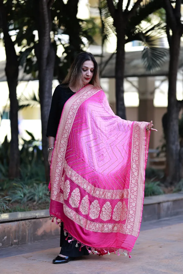 Pink_Crepe_Rice_Bandhani_Handloom_Banarasi_Dupatta