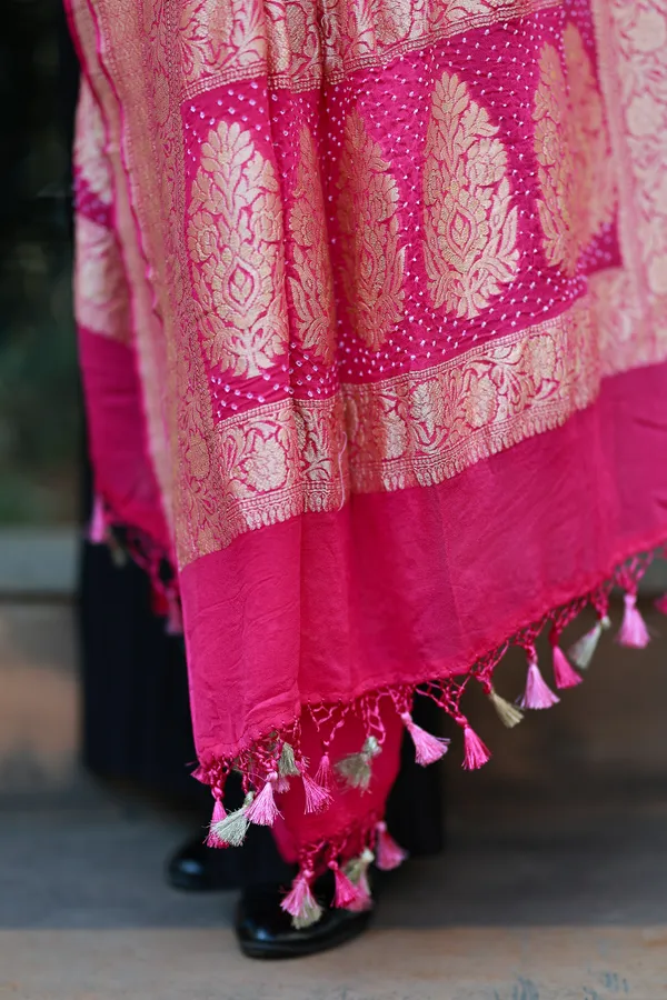Pink_Crepe_Rice_Bandhani_Handloom_Banarasi_Dupatta