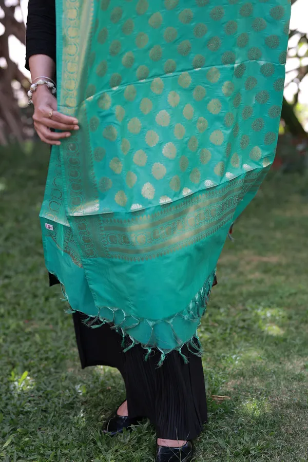 Green_Banarasi_Dupatta_with_Golden_Buta