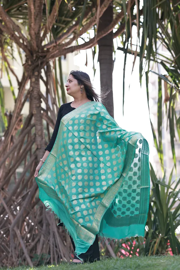Green_Banarasi_Dupatta_with_Golden_Buta
