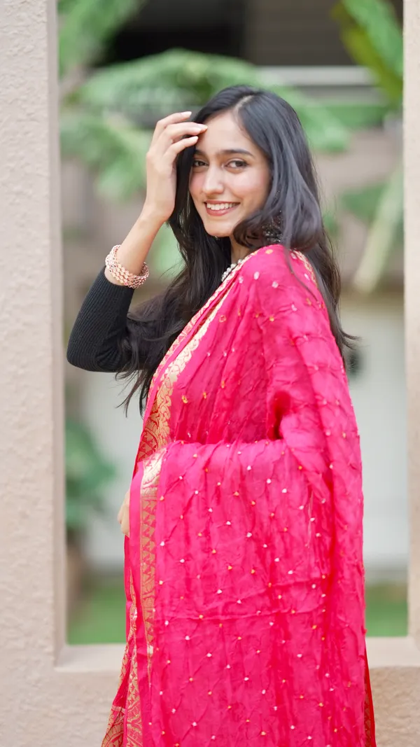 Jacquard_Bandhej_Jaari_Border_Dupatta