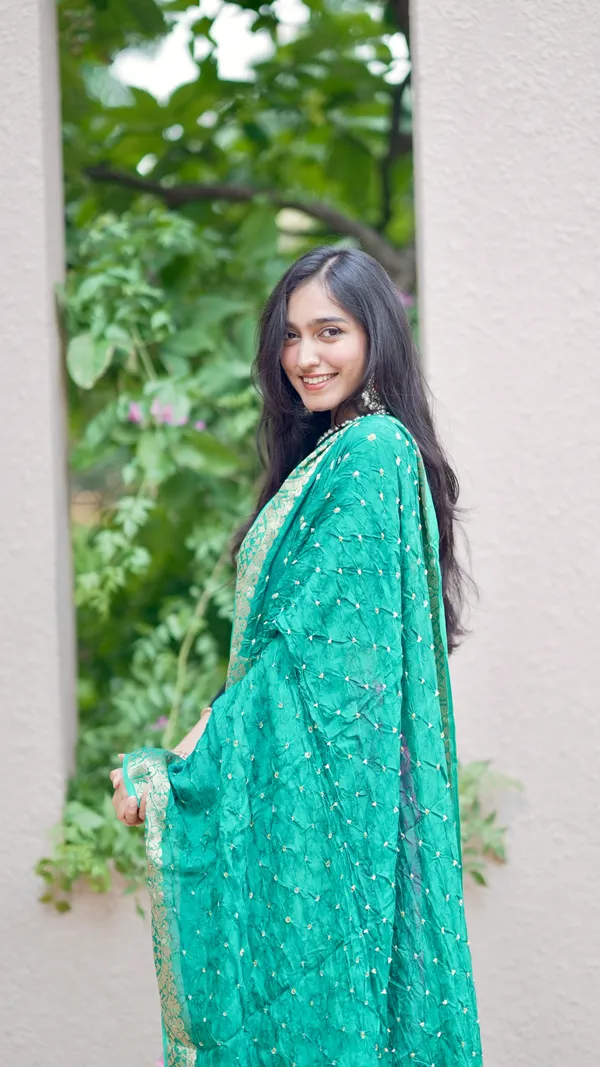 Jacquard_Bandhej_Jaari_Border_Dupatta