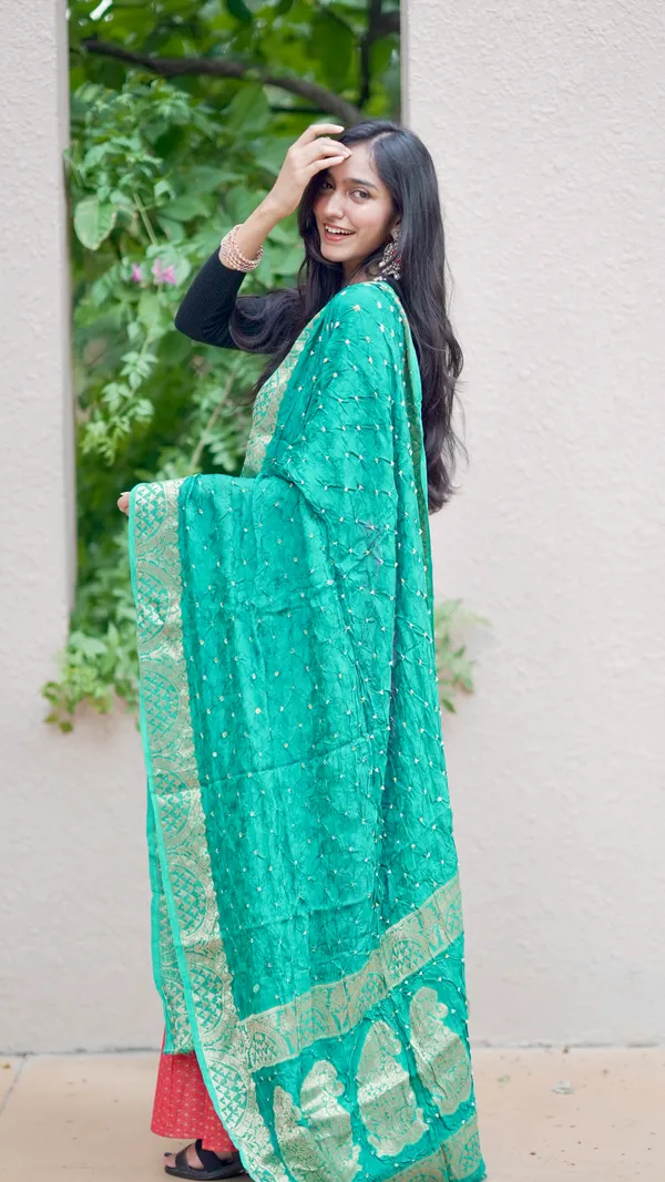 Jacquard_Bandhej_Jaari_Border_Dupatta