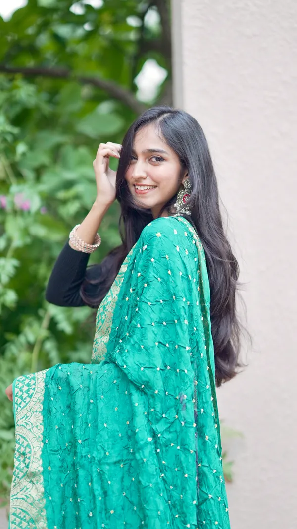 Jacquard_Bandhej_Jaari_Border_Dupatta