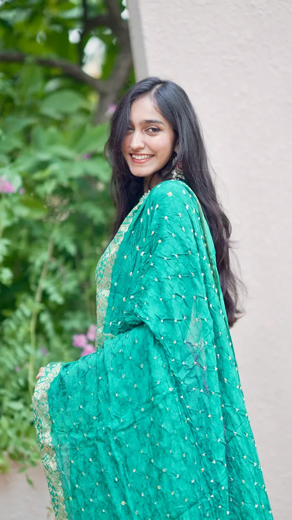 Jacquard_Bandhej_Jaari_Border_Dupatta