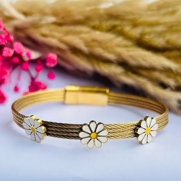 Gold_&_White_Traditional_Daisy_Chain_Bracelet_For_Women
