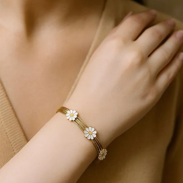 Gold_&_White_Traditional_Daisy_Chain_Bracelet_For_Women