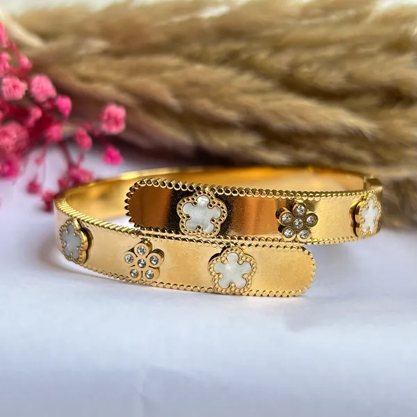 Gold_Traditional_Fortune_Clover_Bracelet_For_Women
