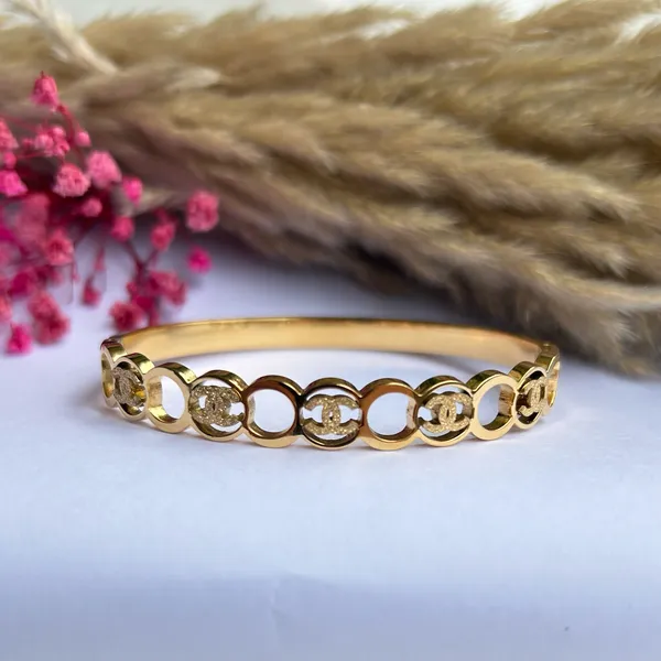 Gold_Traditional_Iconic_Circle_Bracelet_For_Women