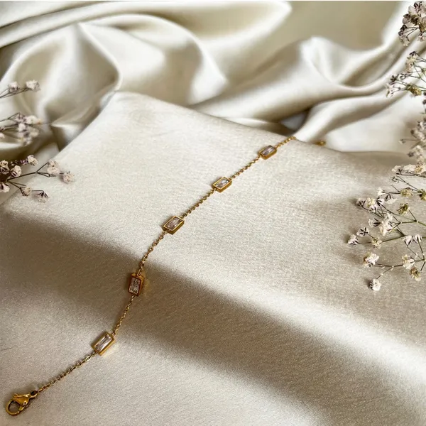 Gold_Traditional_Crystal_Link_Bracelet_For_Women