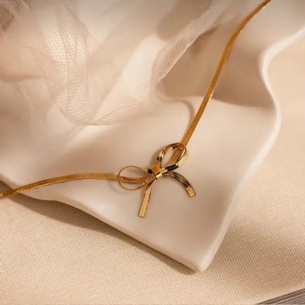 Gold_Traditional_Bow_Necklace_For_Women